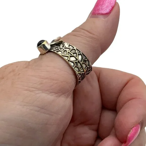 Elegant Silver and Onyx Leaf Ring - Picture 3 of 10